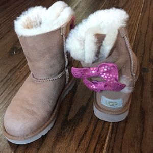 Like new Sz 13 girls Bailey Uggs with pink bow